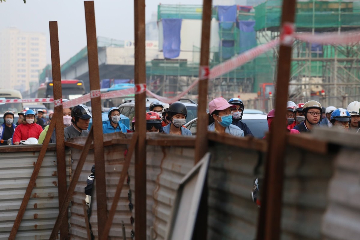 Đường phố Hà Nội tắc cứng ngày cận Tết ảnh 8