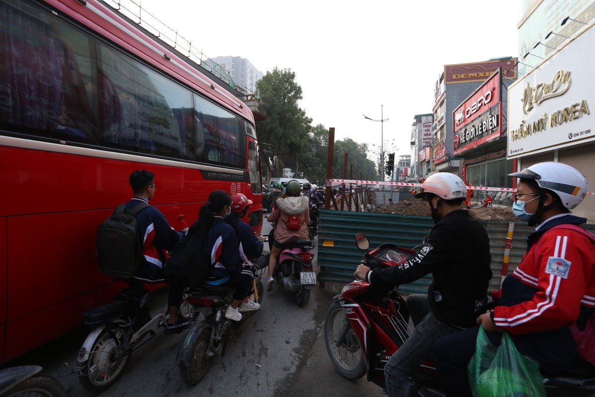 Đường phố Hà Nội tắc cứng ngày cận Tết ảnh 9