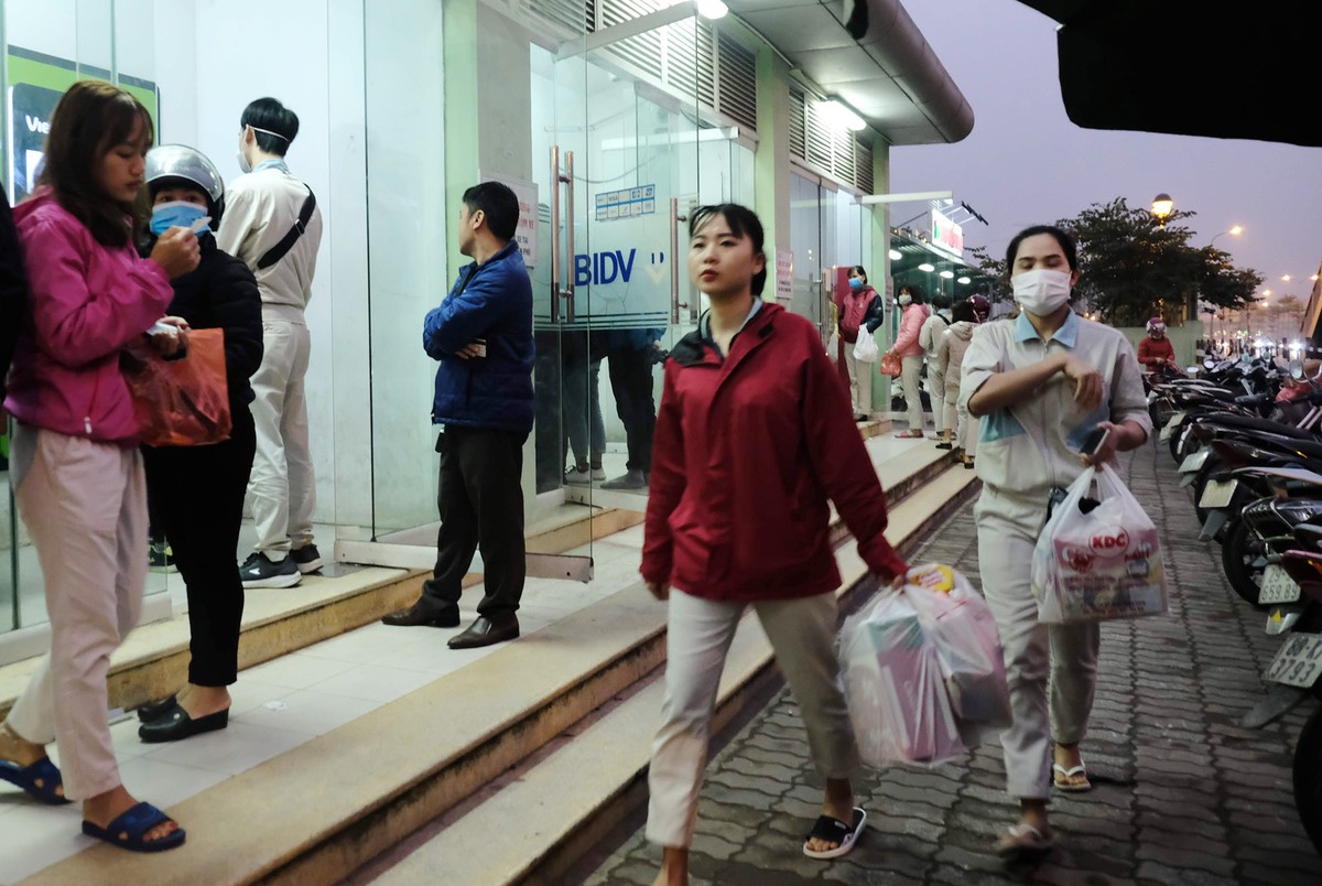 Hà Nội: Công nhân xếp hàng trong giá rét chờ rút tiền về quê ăn Tết ảnh 10