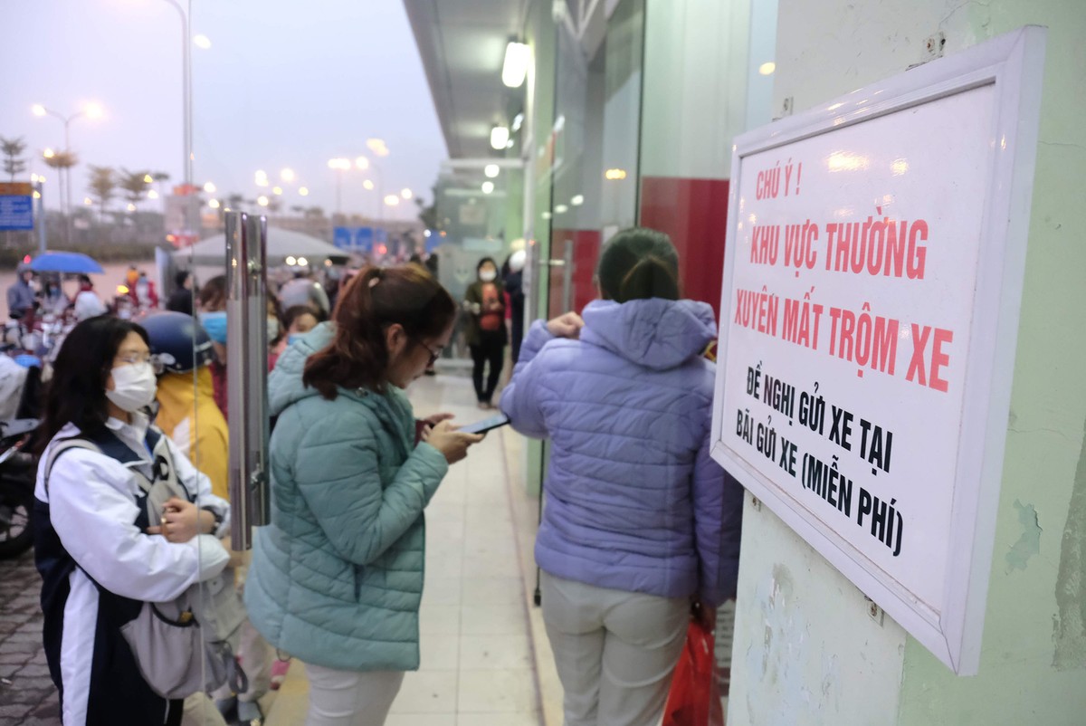 Hà Nội: Công nhân xếp hàng trong giá rét chờ rút tiền về quê ăn Tết ảnh 8