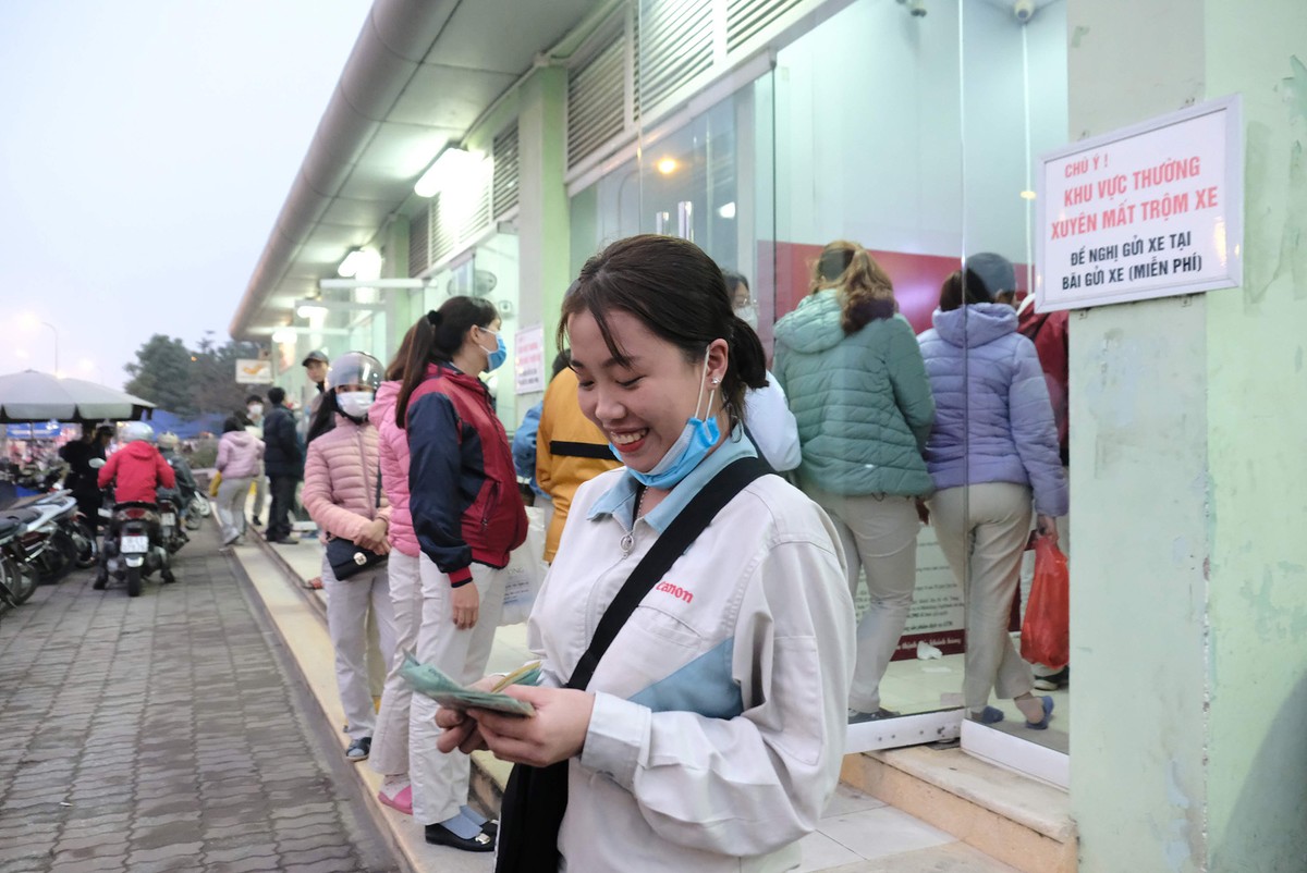 Hà Nội: Công nhân xếp hàng trong giá rét chờ rút tiền về quê ăn Tết ảnh 9