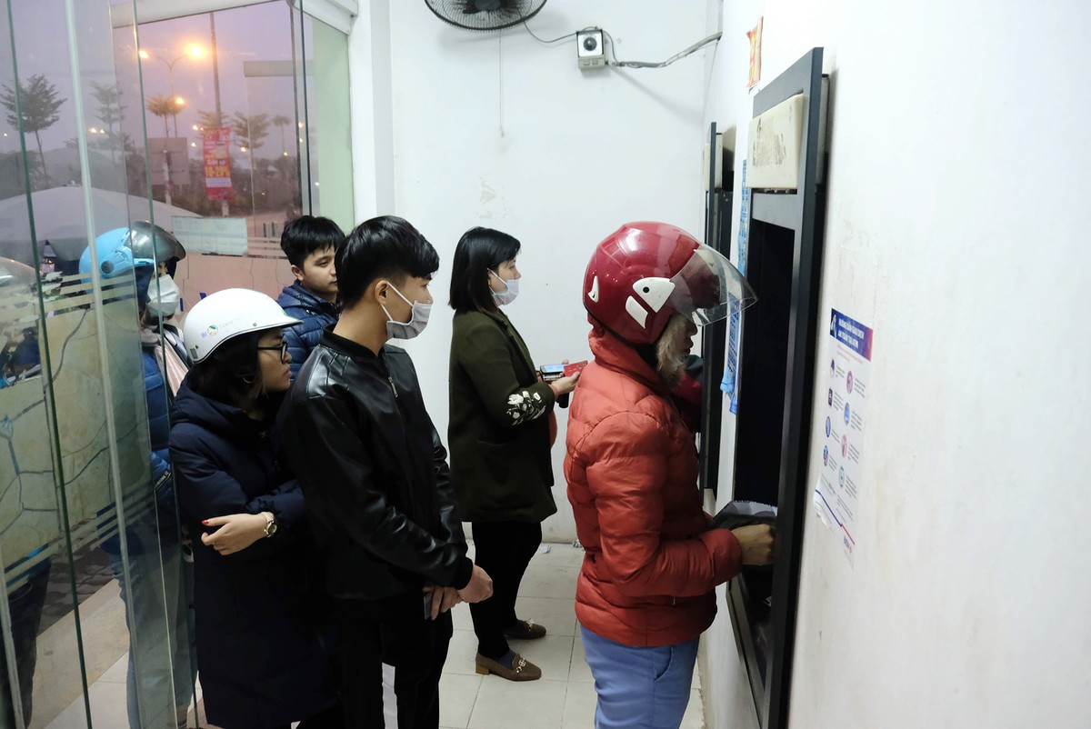 Hà Nội: Công nhân xếp hàng trong giá rét chờ rút tiền về quê ăn Tết ảnh 7