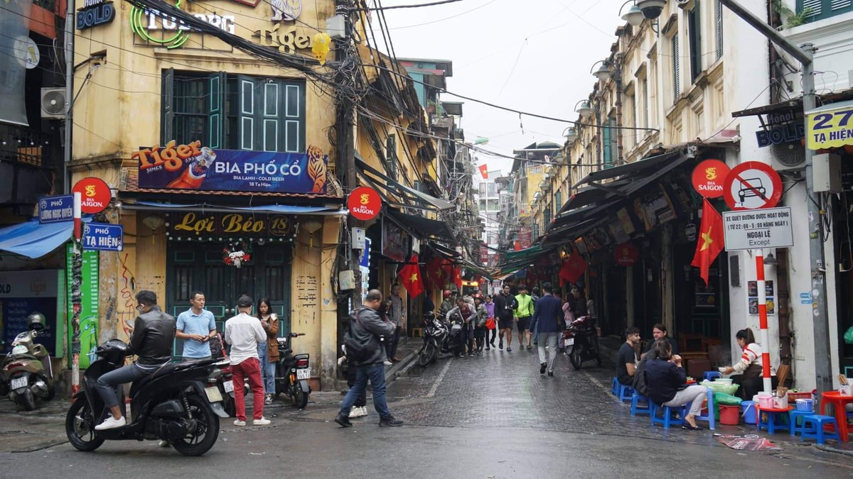 Sau cơn mưa lớn, Hà Nội lại thanh bình trong sáng mùng 1 Tết ảnh 10