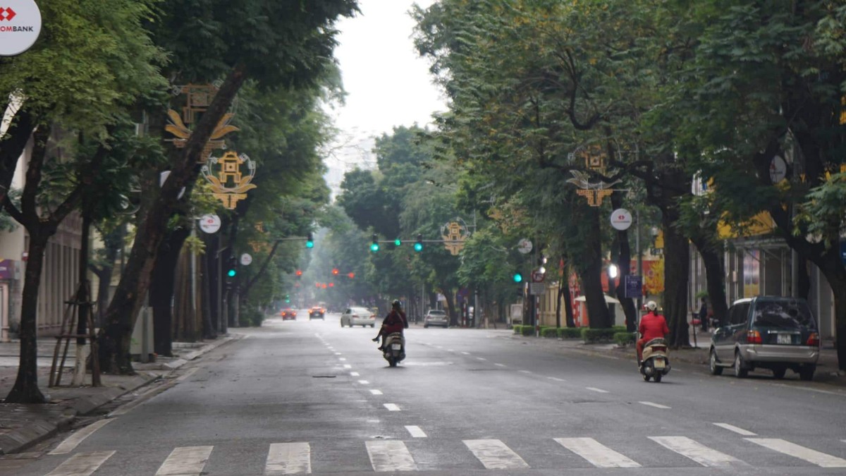 Sau cơn mưa lớn, Hà Nội lại thanh bình trong sáng mùng 1 Tết ảnh 4