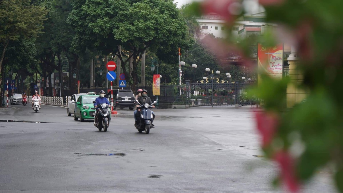 Sau cơn mưa lớn, Hà Nội lại thanh bình trong sáng mùng 1 Tết ảnh 7