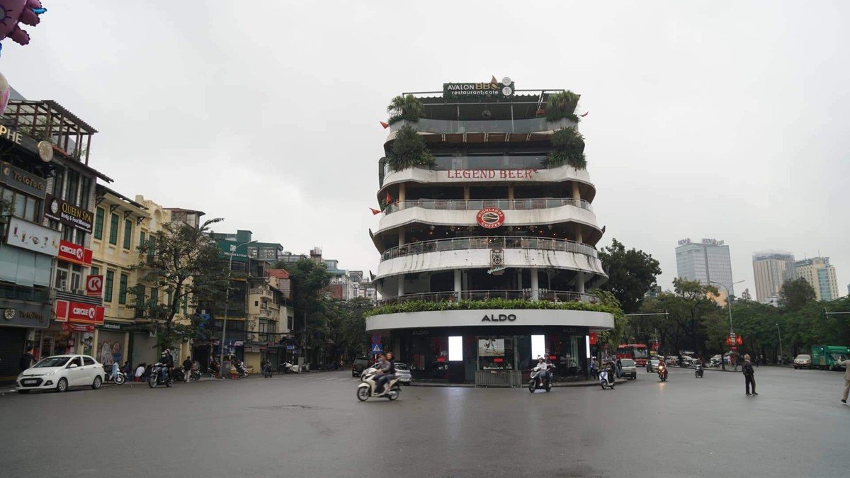 Sau cơn mưa lớn, Hà Nội lại thanh bình trong sáng mùng 1 Tết ảnh 9