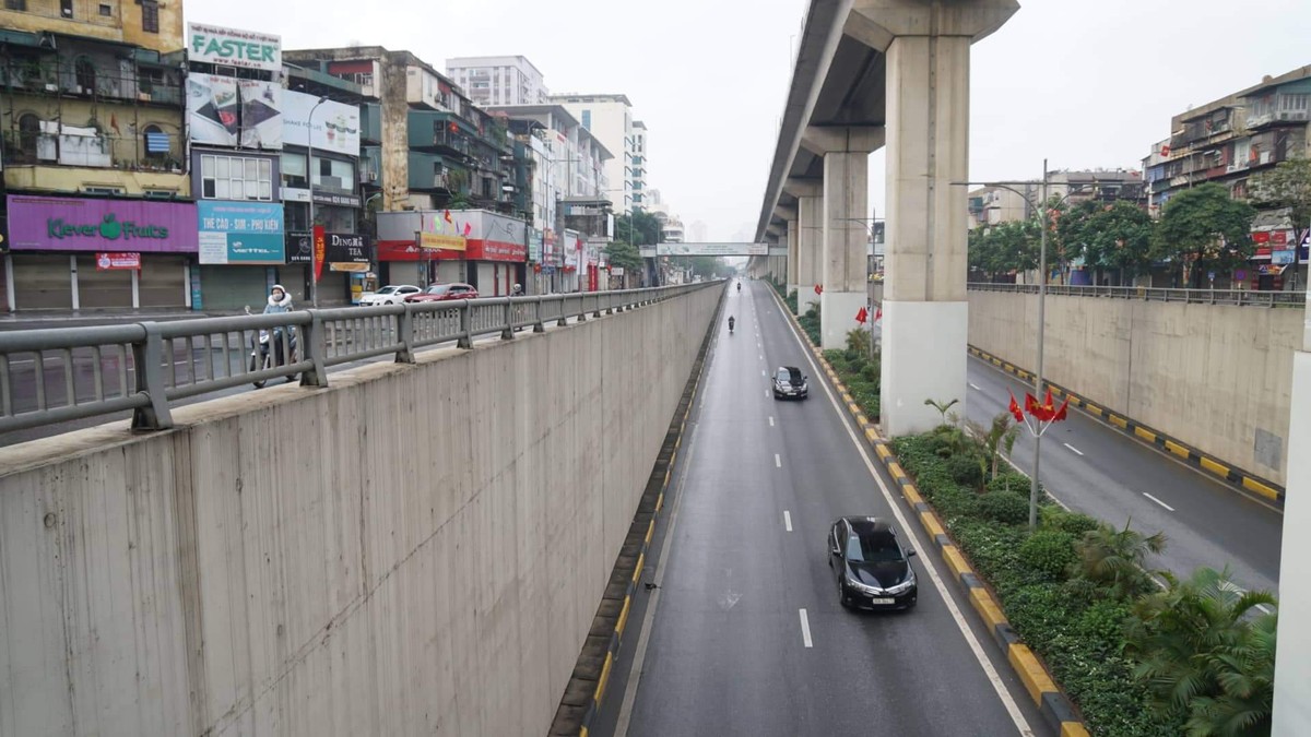 Sau cơn mưa lớn, Hà Nội lại thanh bình trong sáng mùng 1 Tết ảnh 3