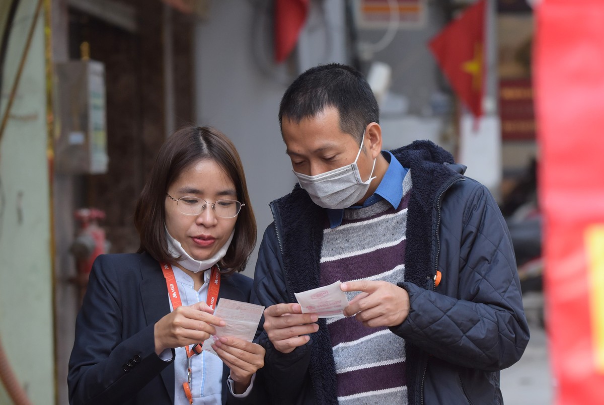 Đeo khẩu trang lái ô tô, uống cafe, đi mua sắm... thời virus Corona ảnh 9