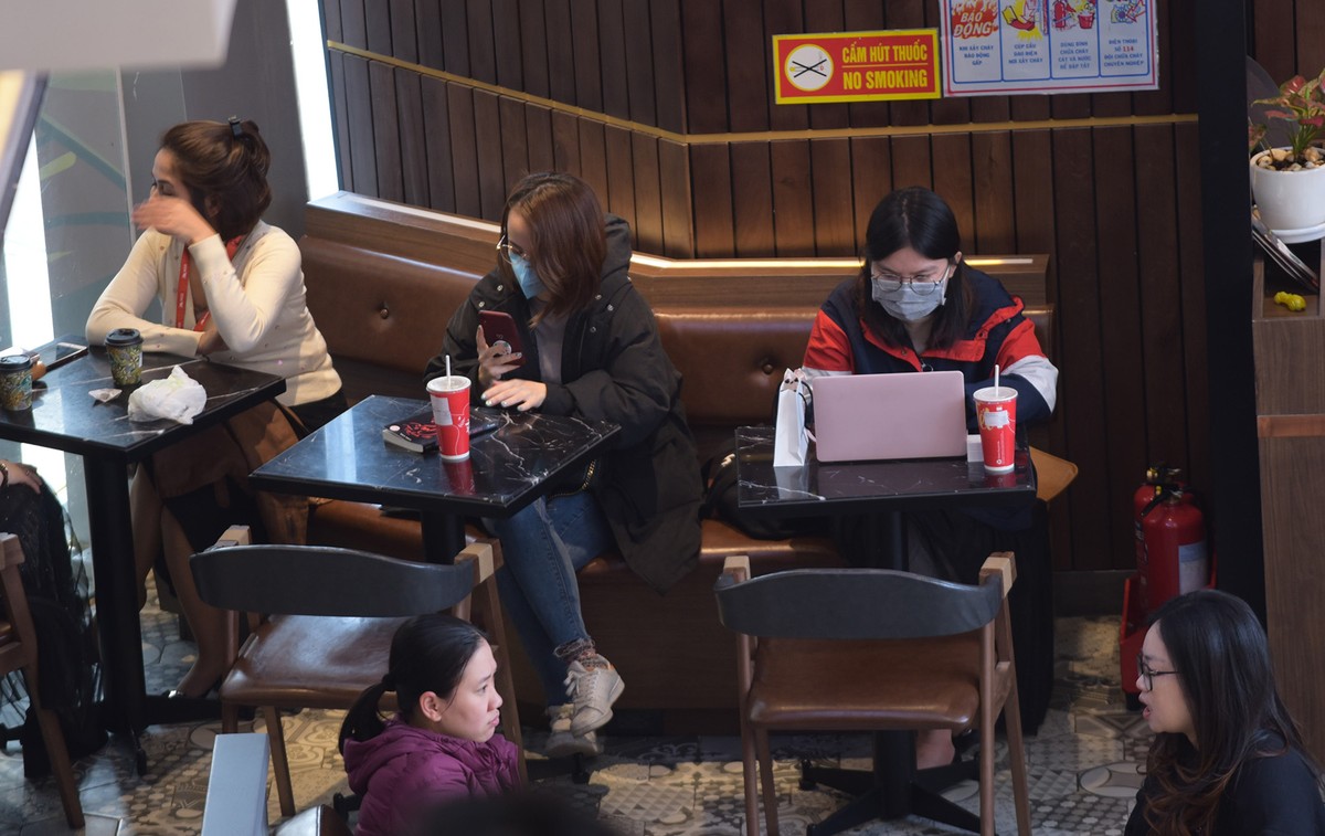 Đeo khẩu trang lái ô tô, uống cafe, đi mua sắm... thời virus Corona ảnh 3