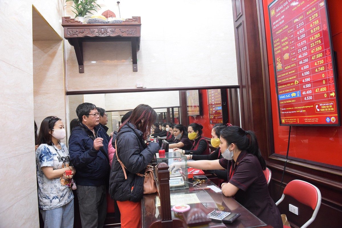 Giá vàng nhảy múa, người dân lại xếp hàng dài bán mua ảnh 6