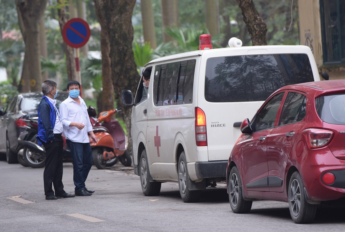 Xe quân đội đến khử trùng khu vực cách ly tại Hà Nội ảnh 9