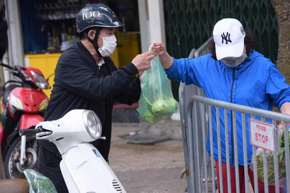 Xe quân đội đến khử trùng khu vực cách ly tại Hà Nội ảnh 10