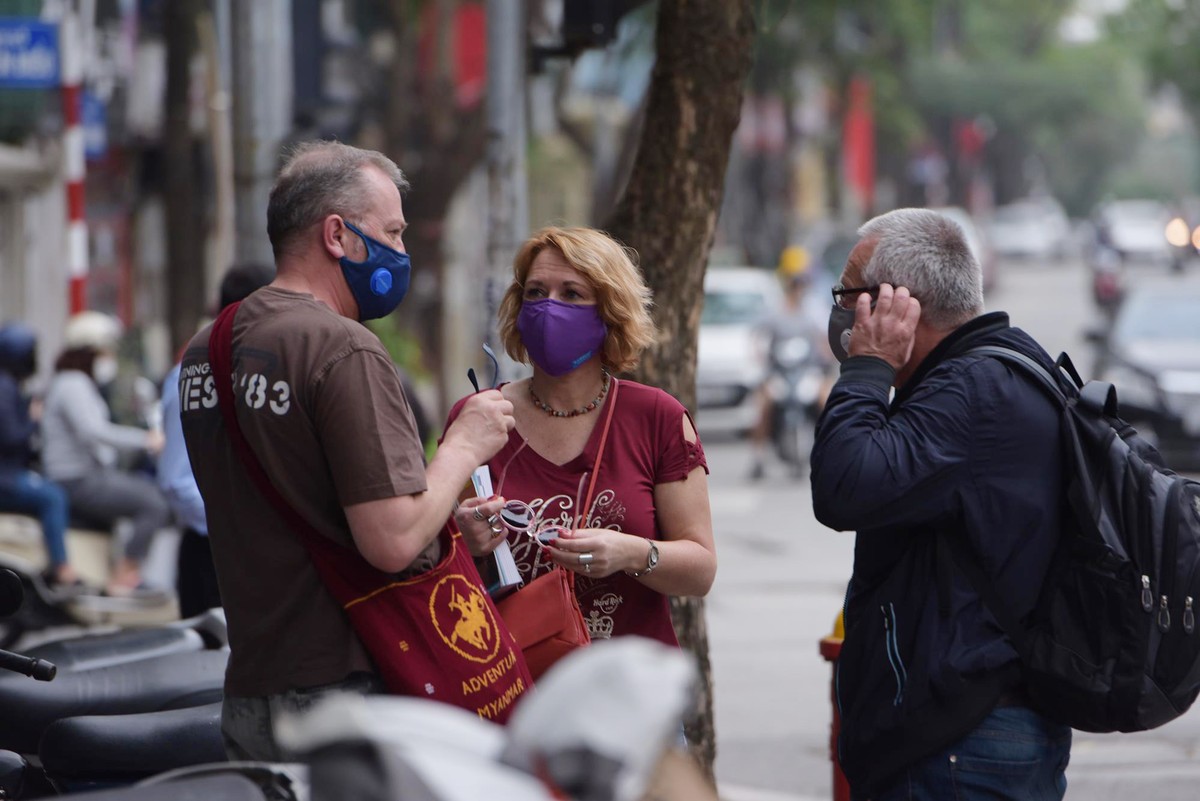 Hà Nội vắng như ngày tết, các nhà hàng, cửa hiệu đóng cửa hàng loạt vì dịch Covid - 19 ảnh 11