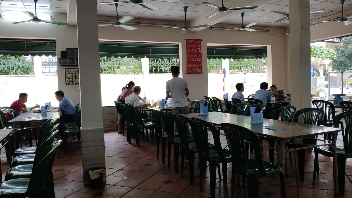 Hà Nội sau khuyến cáo hạn chế ra khỏi nhà, vẫn có quán cafe mở cửa ảnh 13