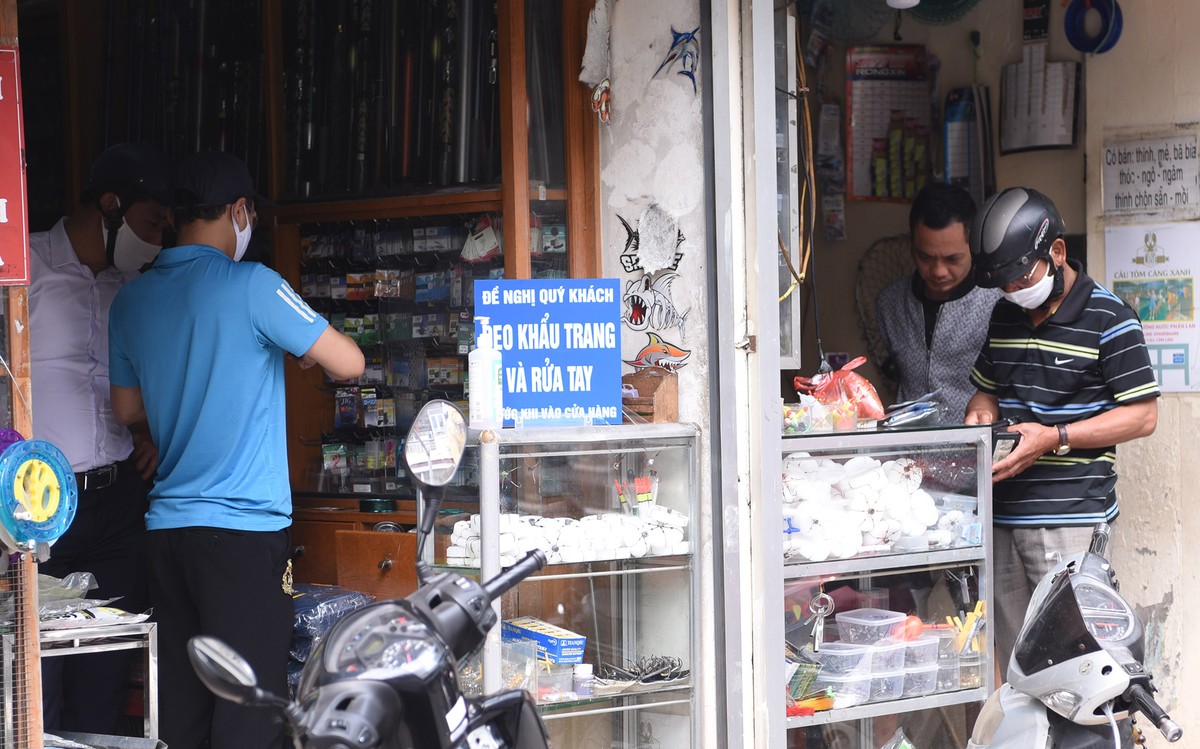 Hà Nội sau khuyến cáo hạn chế ra khỏi nhà, vẫn có quán cafe mở cửa ảnh 9