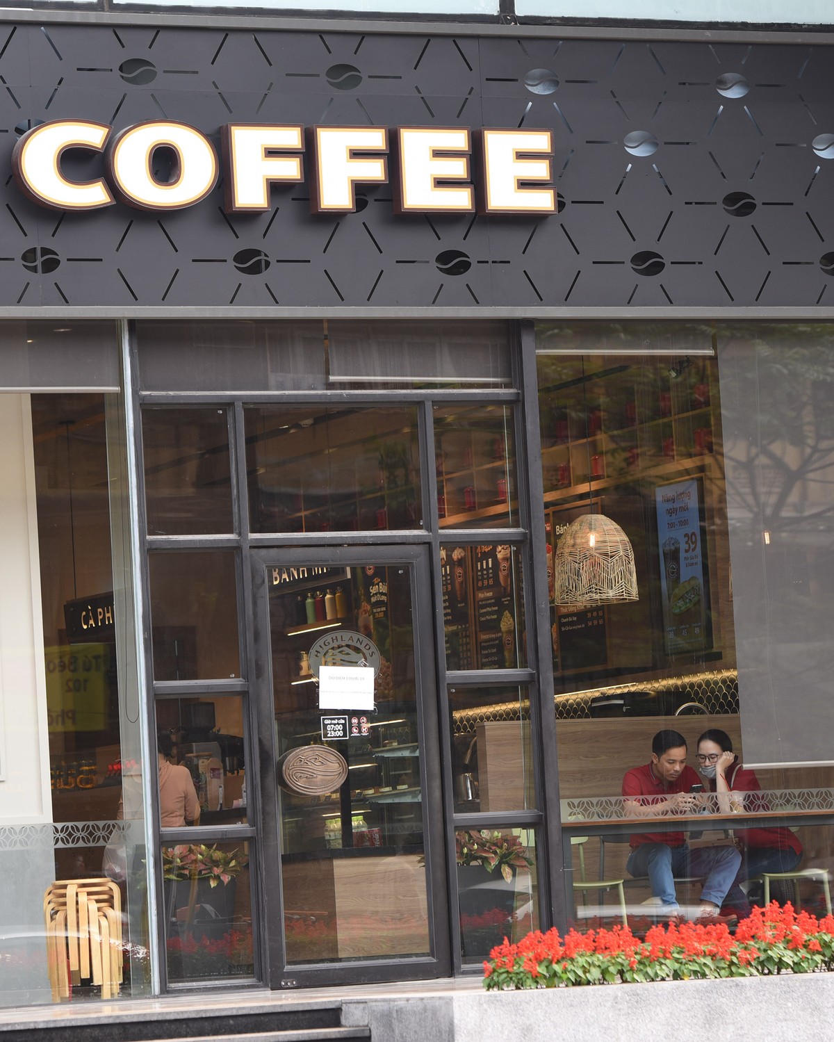 Hà Nội sau khuyến cáo hạn chế ra khỏi nhà, vẫn có quán cafe mở cửa ảnh 10
