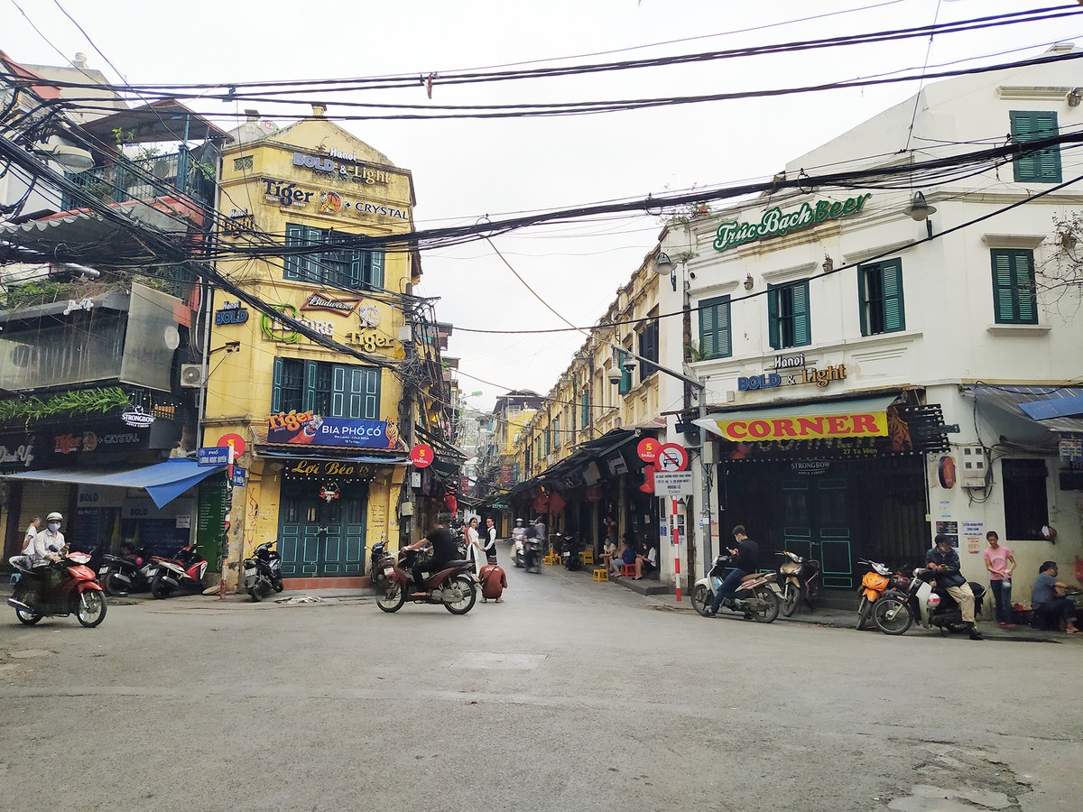 Hà Nội sau khuyến cáo hạn chế ra khỏi nhà, vẫn có quán cafe mở cửa ảnh 14