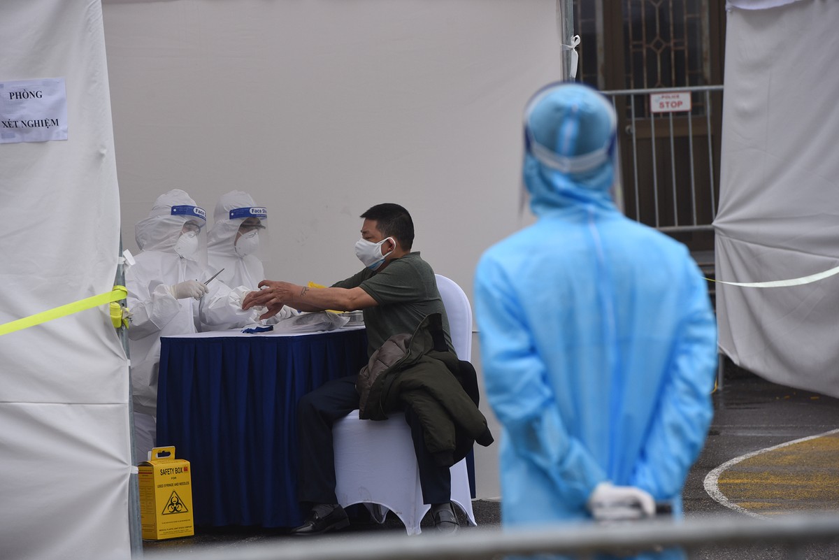Quy trình test nhanh Covid - 19 trên diện rộng tại Hà Nội ảnh 15