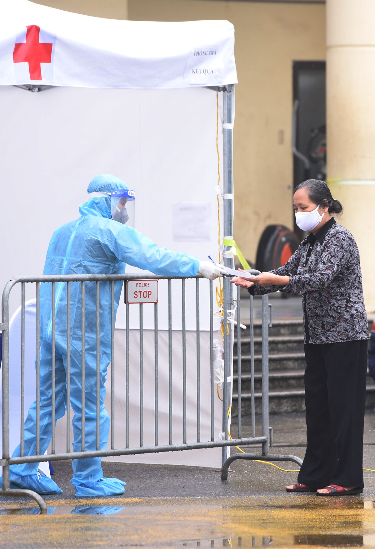 Quy trình test nhanh Covid - 19 trên diện rộng tại Hà Nội ảnh 12