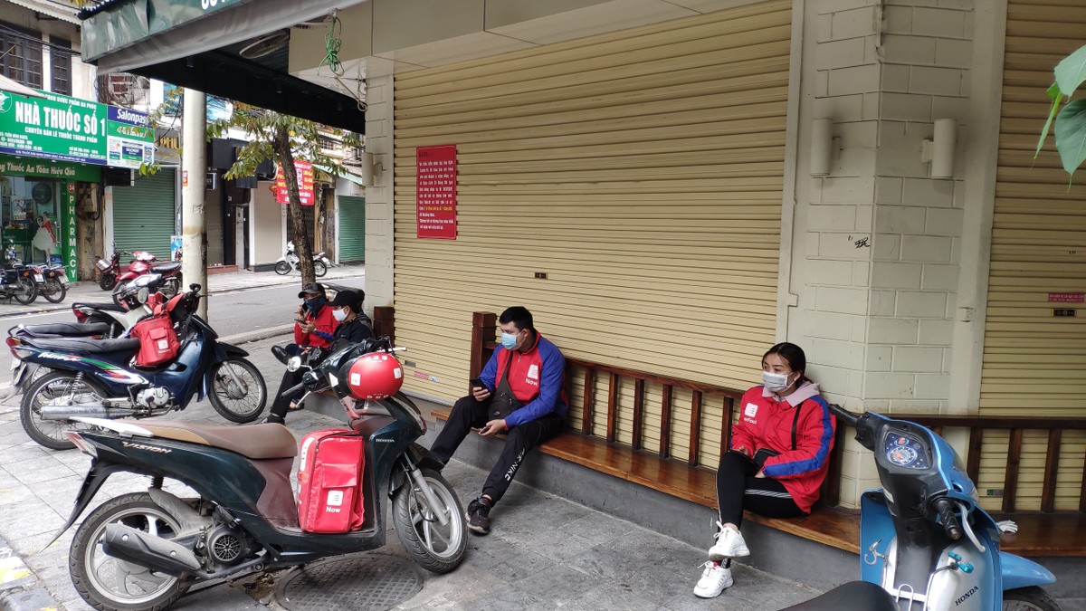 Shipper cháy đơn hàng trong ngày đầu Hà Nội xử phạt người ra đường không cần thiết ảnh 10