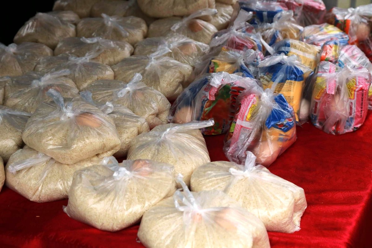 “Nếu khó khăn cứ đến lấy“: Cảnh ấm ấp tình người trong lúc đối phó với dịch Covid - 19 ảnh 3