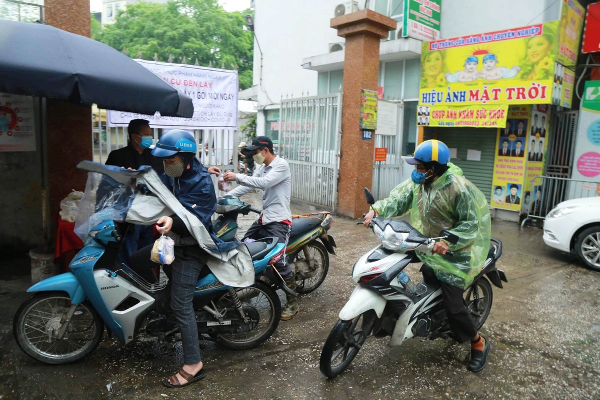 “Nếu khó khăn cứ đến lấy“: Cảnh ấm ấp tình người trong lúc đối phó với dịch Covid - 19 ảnh 8