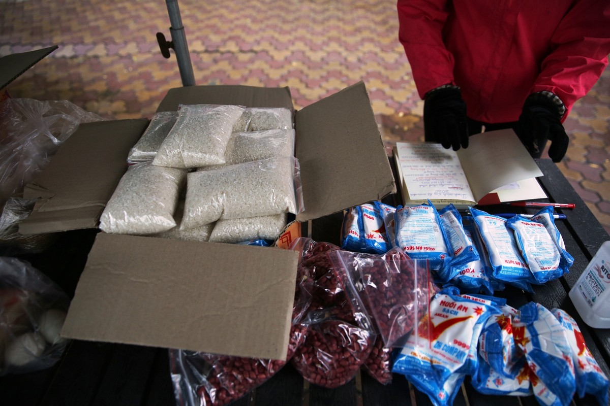 “Nếu khó khăn cứ đến lấy“: Cảnh ấm ấp tình người trong lúc đối phó với dịch Covid - 19 ảnh 5