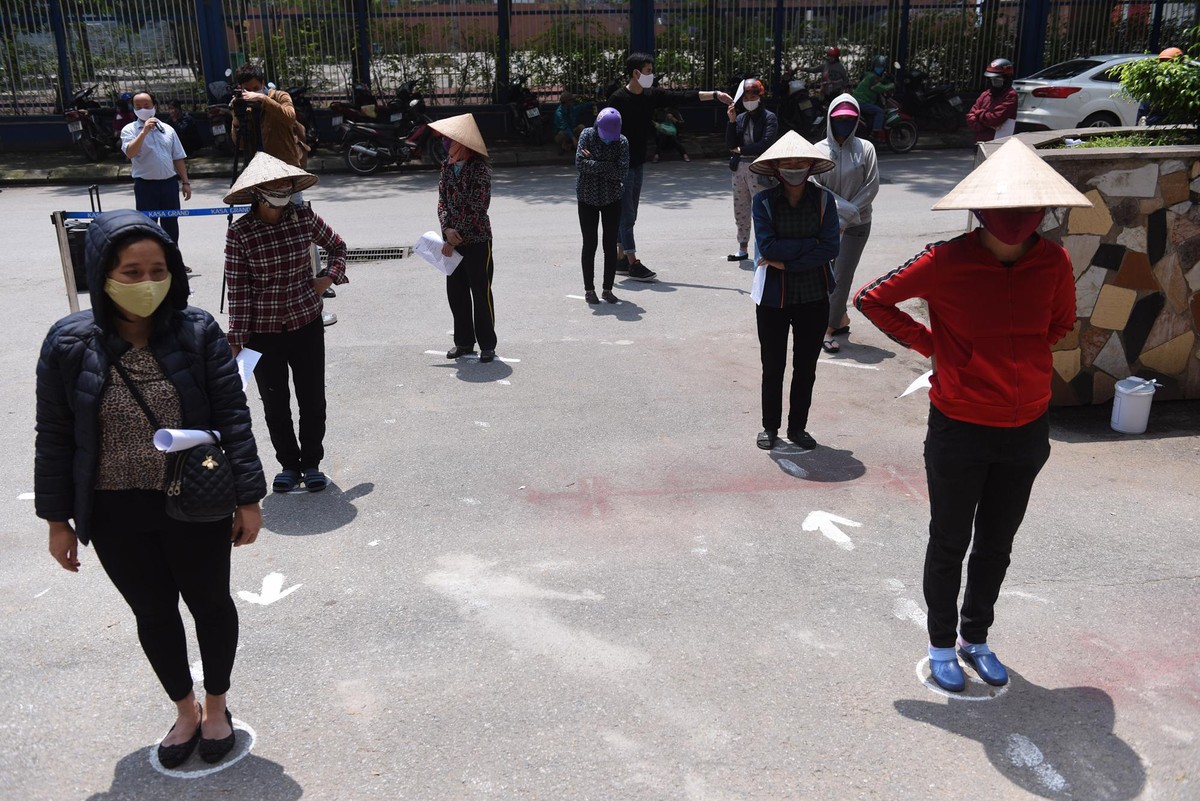 Dân nghèo đội nắng nóng xếp hàng chờ shopping siêu thị 0 đồng ảnh 7