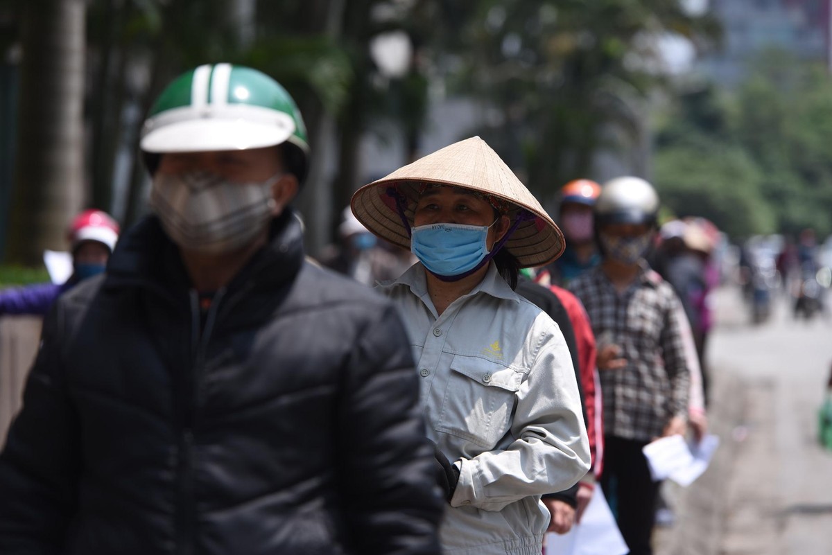 Dân nghèo đội nắng nóng xếp hàng chờ shopping siêu thị 0 đồng ảnh 3