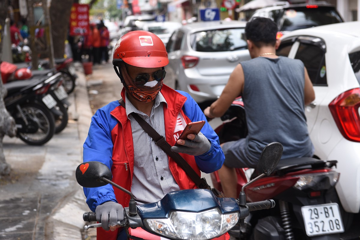 Thời tiết nắng nóng, shipper xếp hàng dài mua đồ ăn  ảnh 10