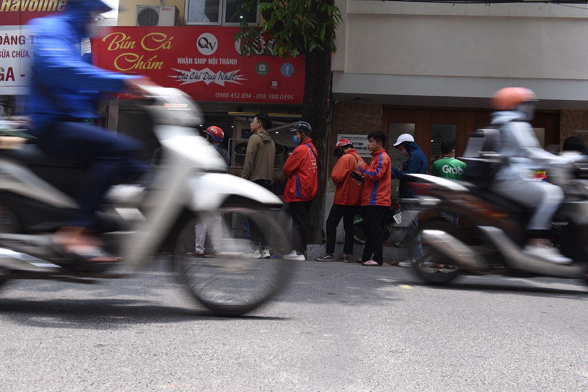 Thời tiết nắng nóng, shipper xếp hàng dài mua đồ ăn  ảnh 5