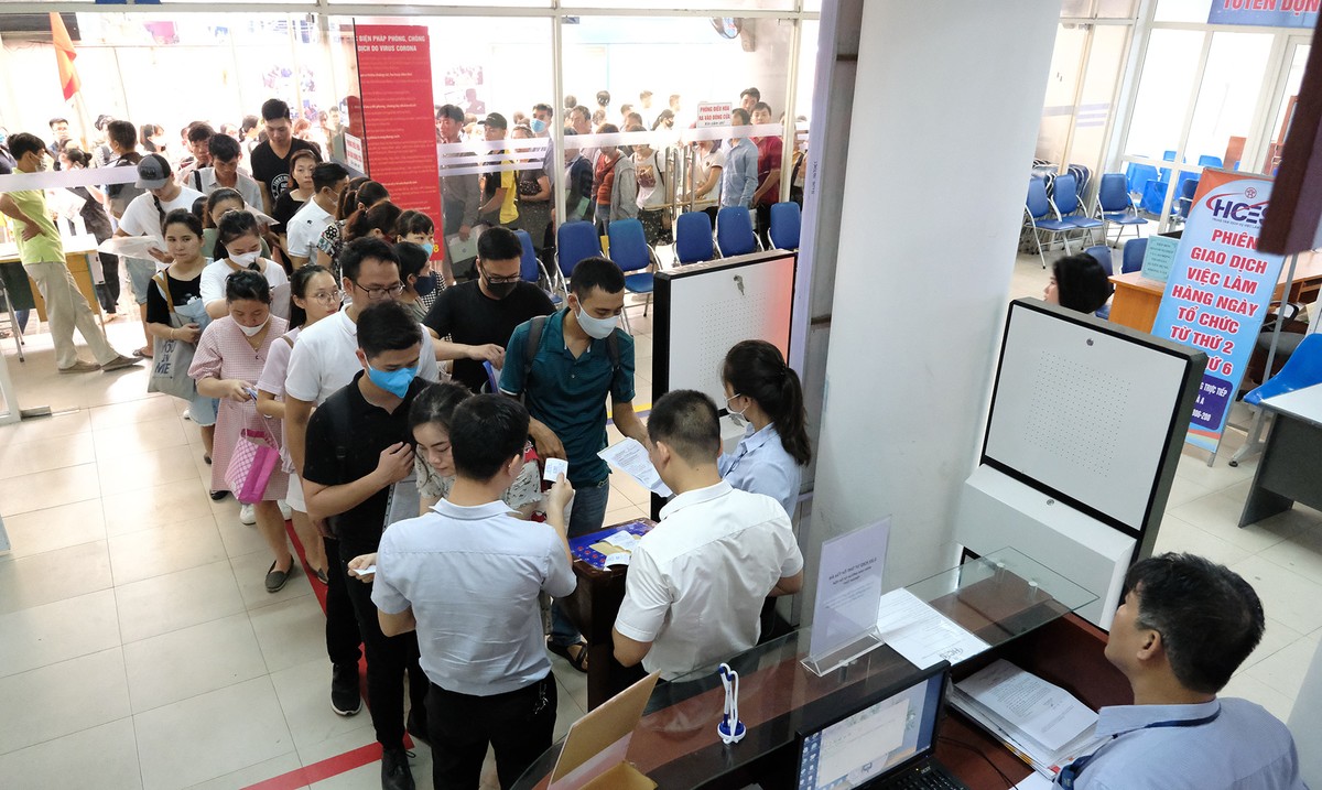 Xếp hàng từ 6h sáng làm trợ cấp bảo hiểm thất nghiệp ảnh 9