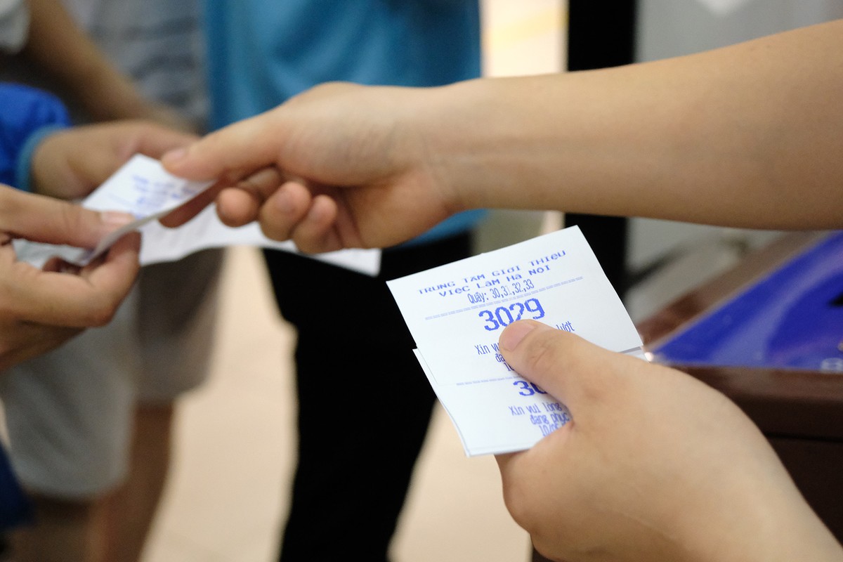 Xếp hàng từ 6h sáng làm trợ cấp bảo hiểm thất nghiệp ảnh 10