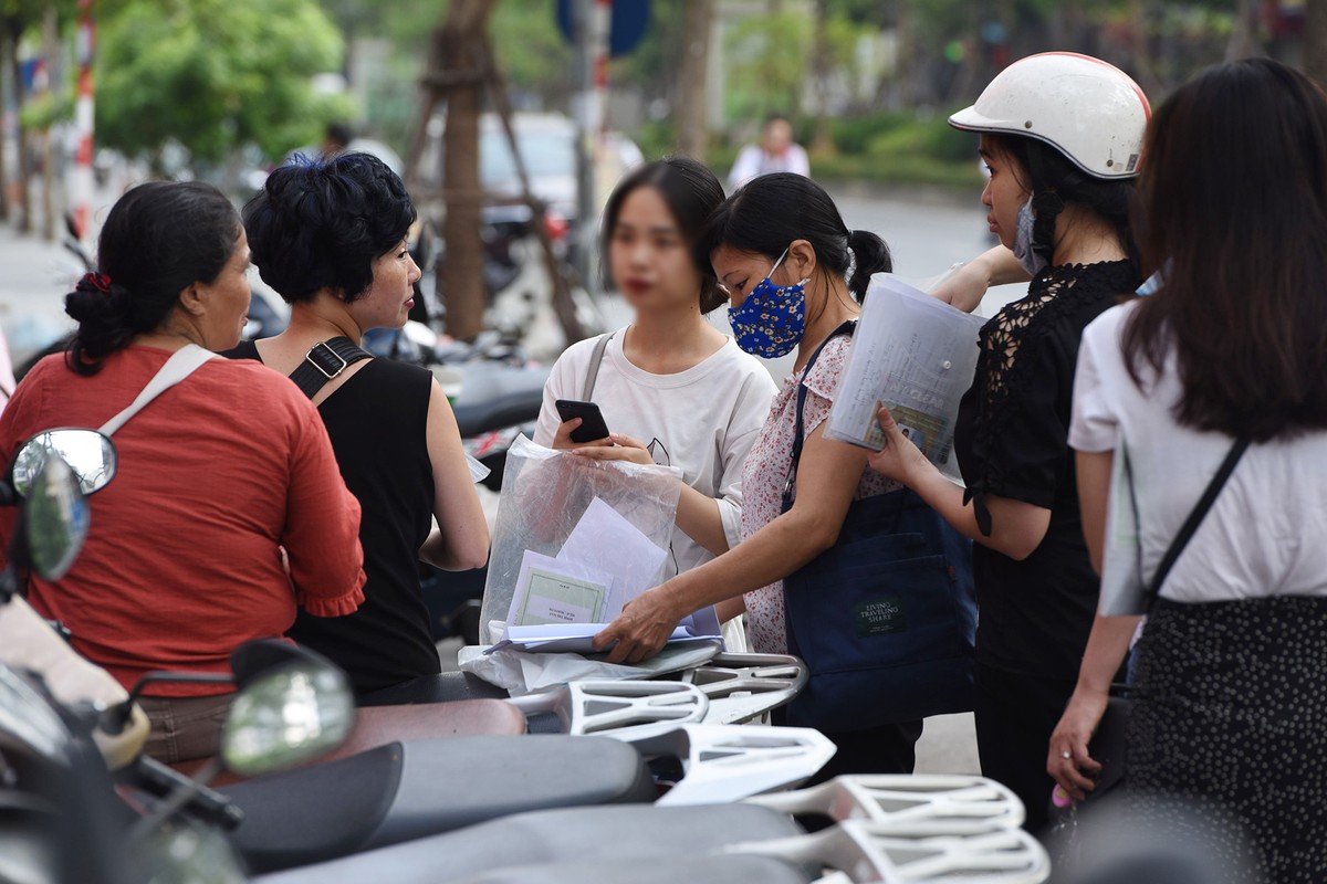 Xếp hàng từ 6h sáng làm trợ cấp bảo hiểm thất nghiệp ảnh 4