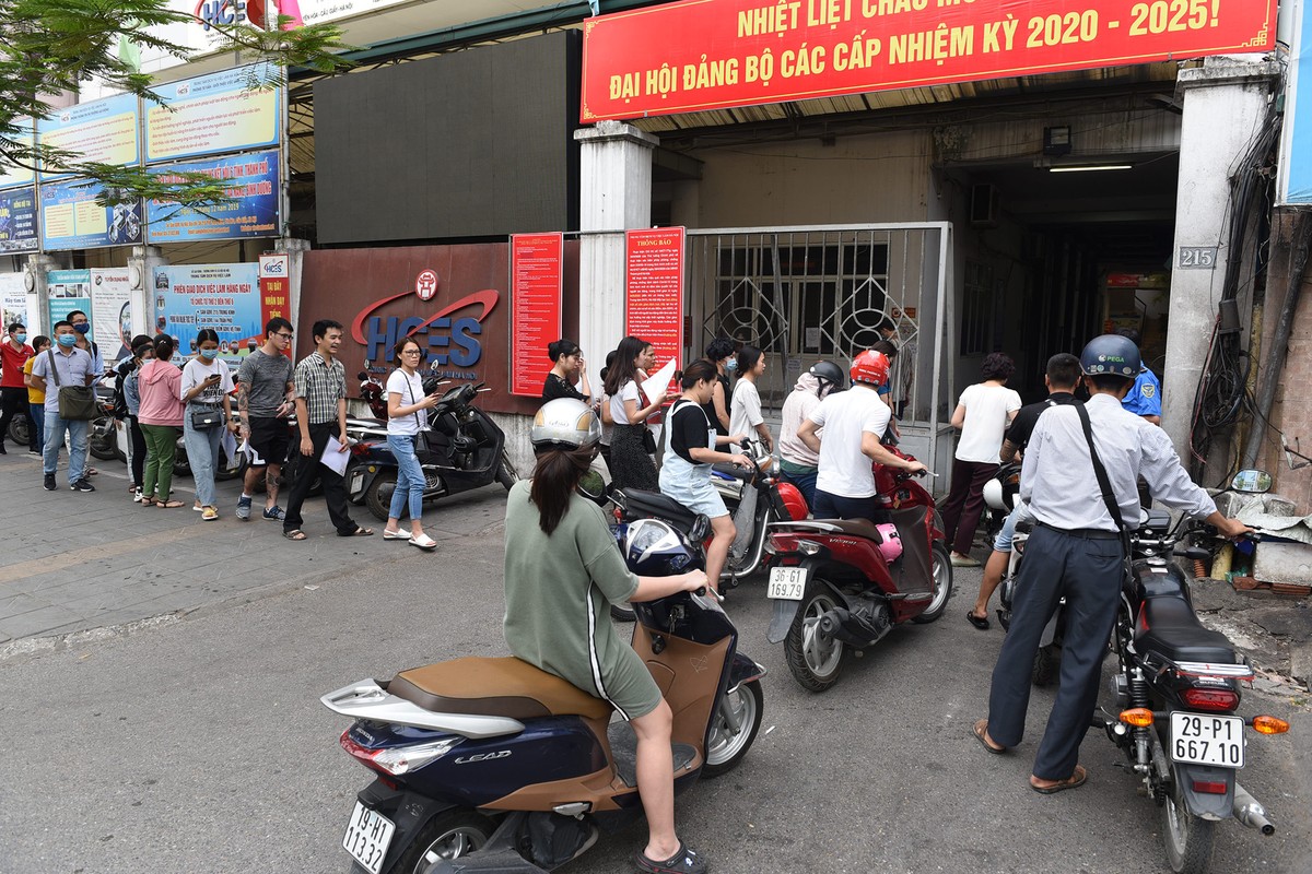 Xếp hàng từ 6h sáng làm trợ cấp bảo hiểm thất nghiệp ảnh 5