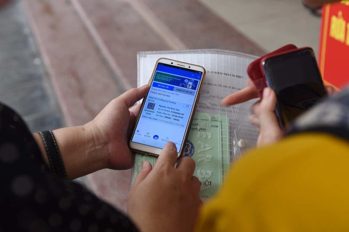 Xếp hàng từ 6h sáng làm trợ cấp bảo hiểm thất nghiệp ảnh 12