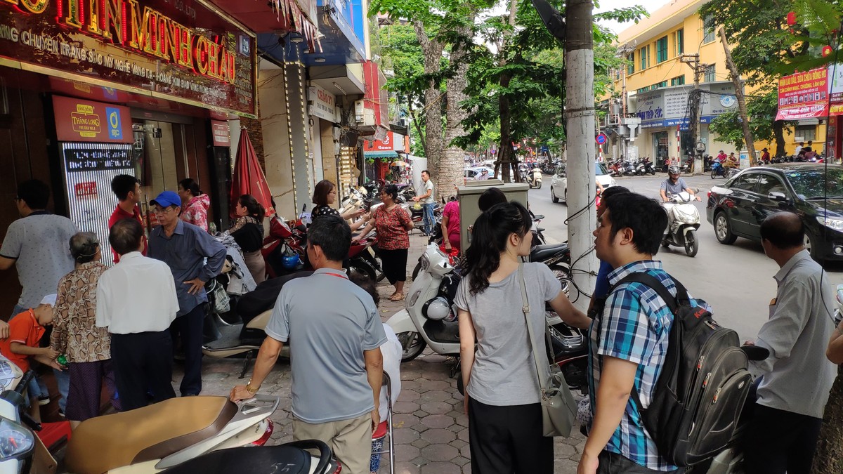 Giá vàng lập đỉnh 50 triệu đồng/lượng, người dân xếp hàng mua bán ảnh 4