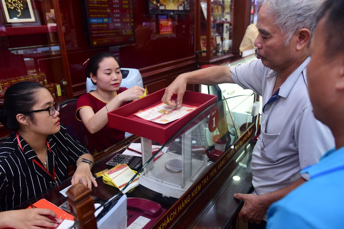 Giá vàng lập đỉnh 50 triệu đồng/lượng, người dân xếp hàng mua bán ảnh 10