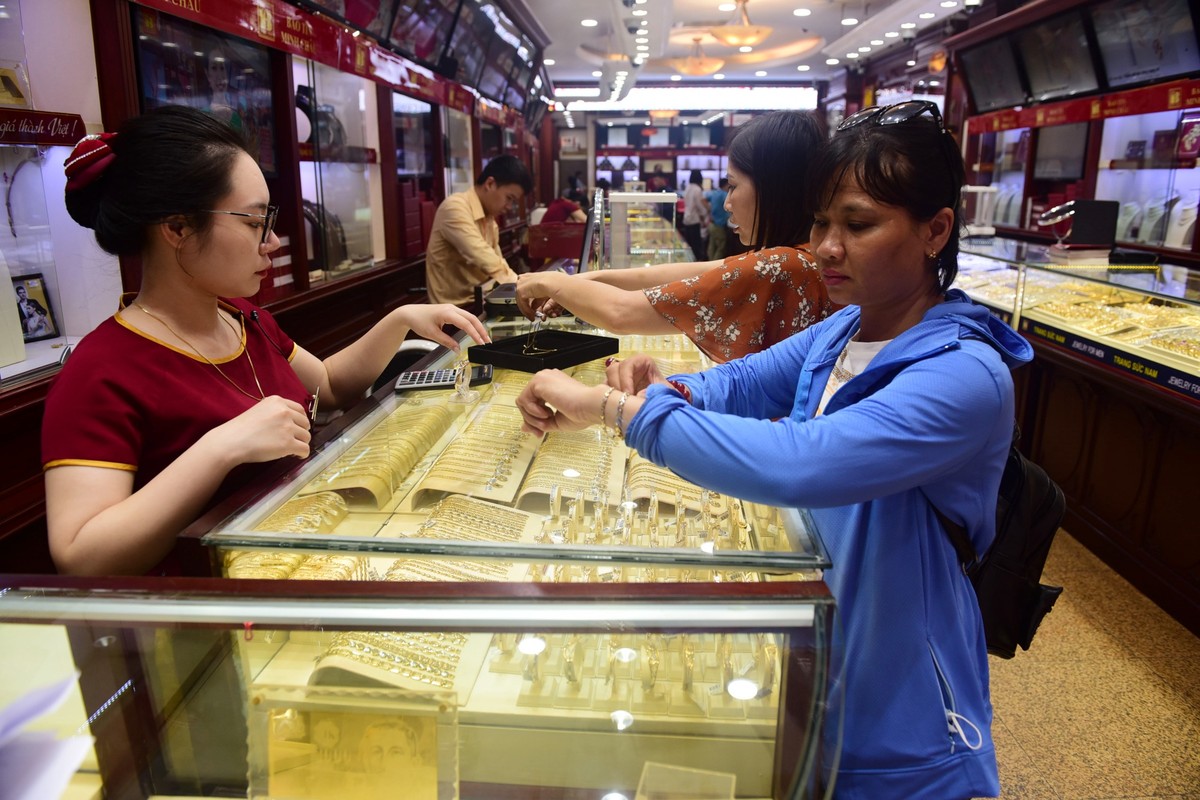 Giá vàng lập đỉnh 50 triệu đồng/lượng, người dân xếp hàng mua bán ảnh 11