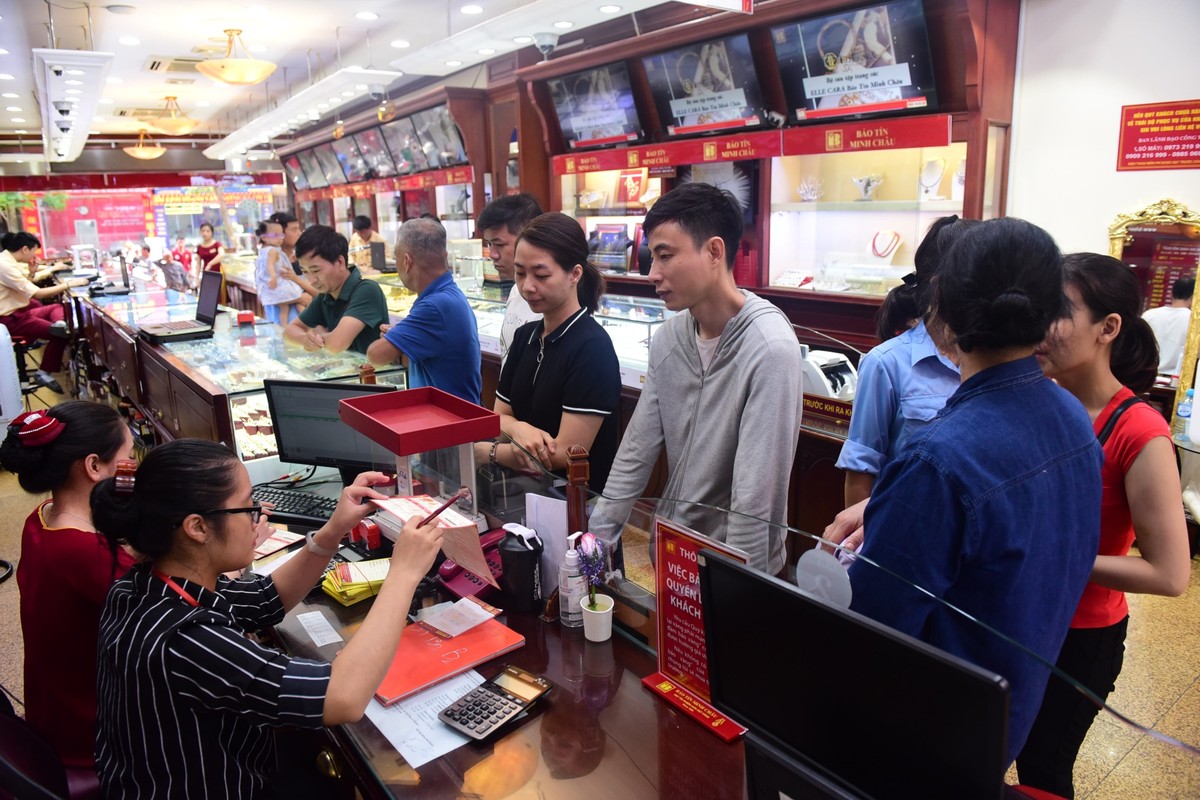 Giá vàng lập đỉnh 50 triệu đồng/lượng, người dân xếp hàng mua bán ảnh 5