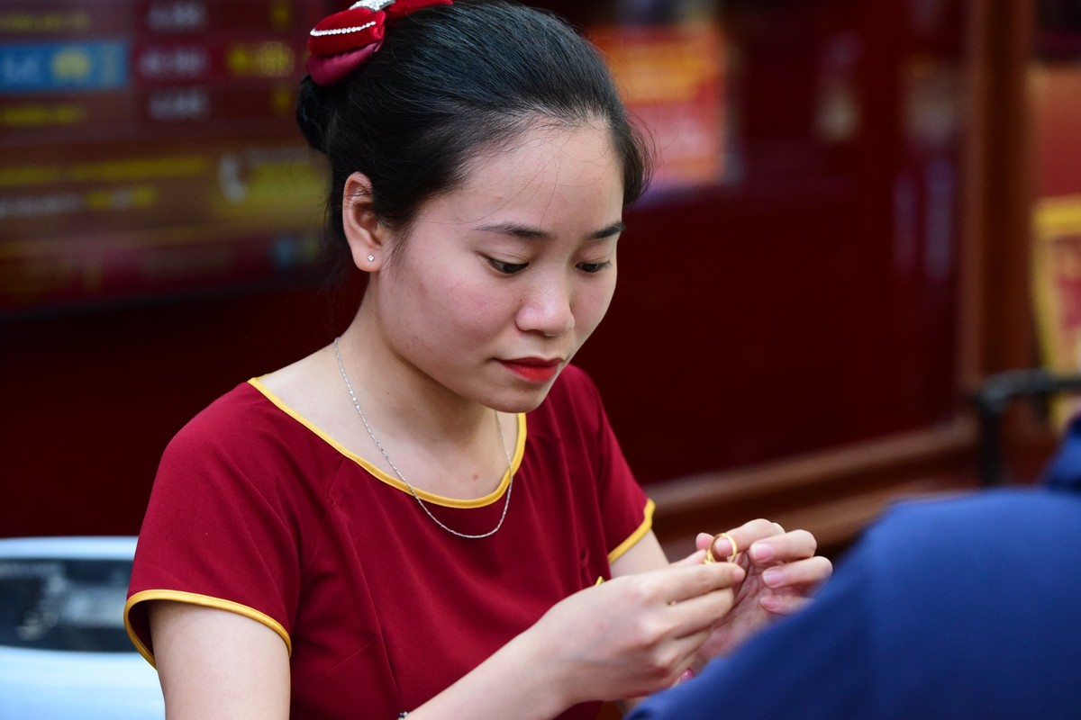 Giá vàng lập đỉnh 50 triệu đồng/lượng, người dân xếp hàng mua bán ảnh 6