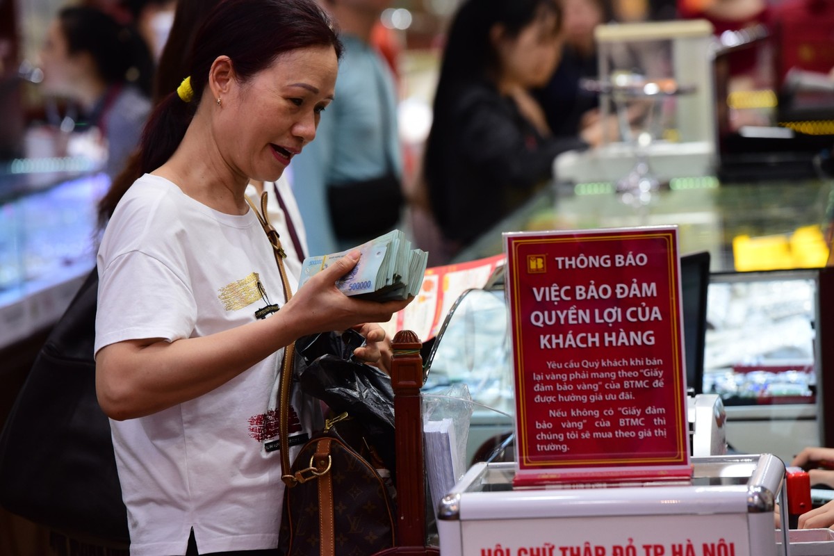 Giá vàng lập đỉnh 50 triệu đồng/lượng, người dân xếp hàng mua bán ảnh 8