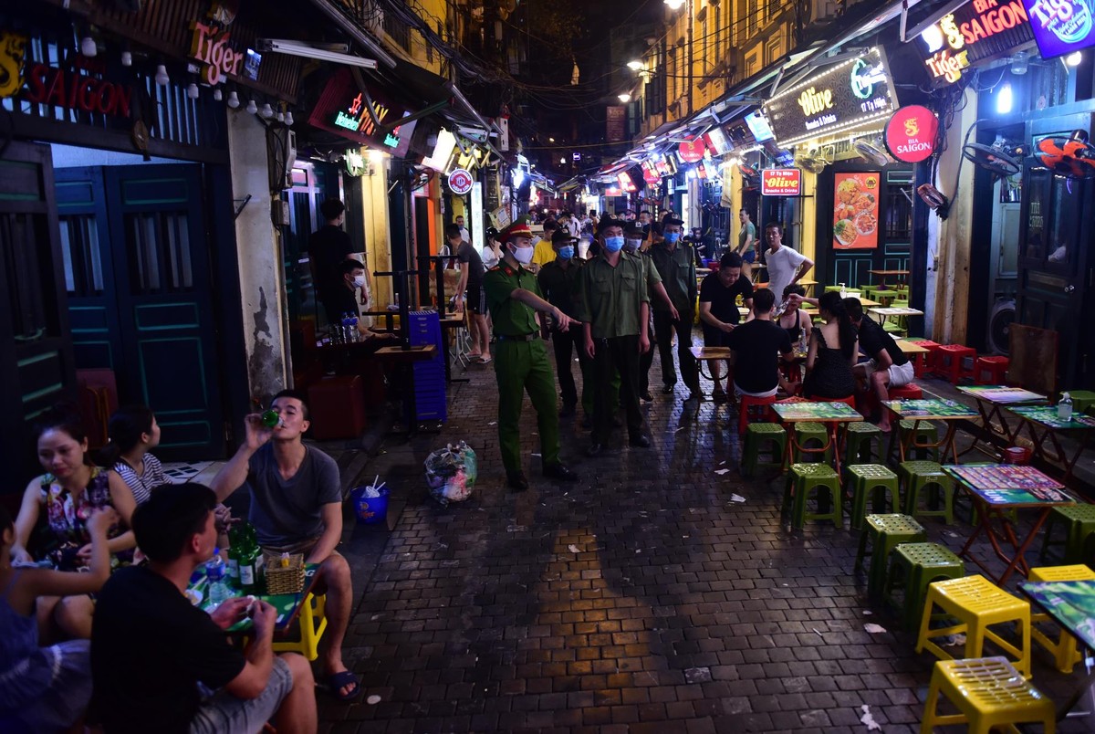 Hà Nội: Hình ảnh hàng quán phố cổ đóng cửa lúc nửa đêm phòng tránh Covid - 19 ảnh 10