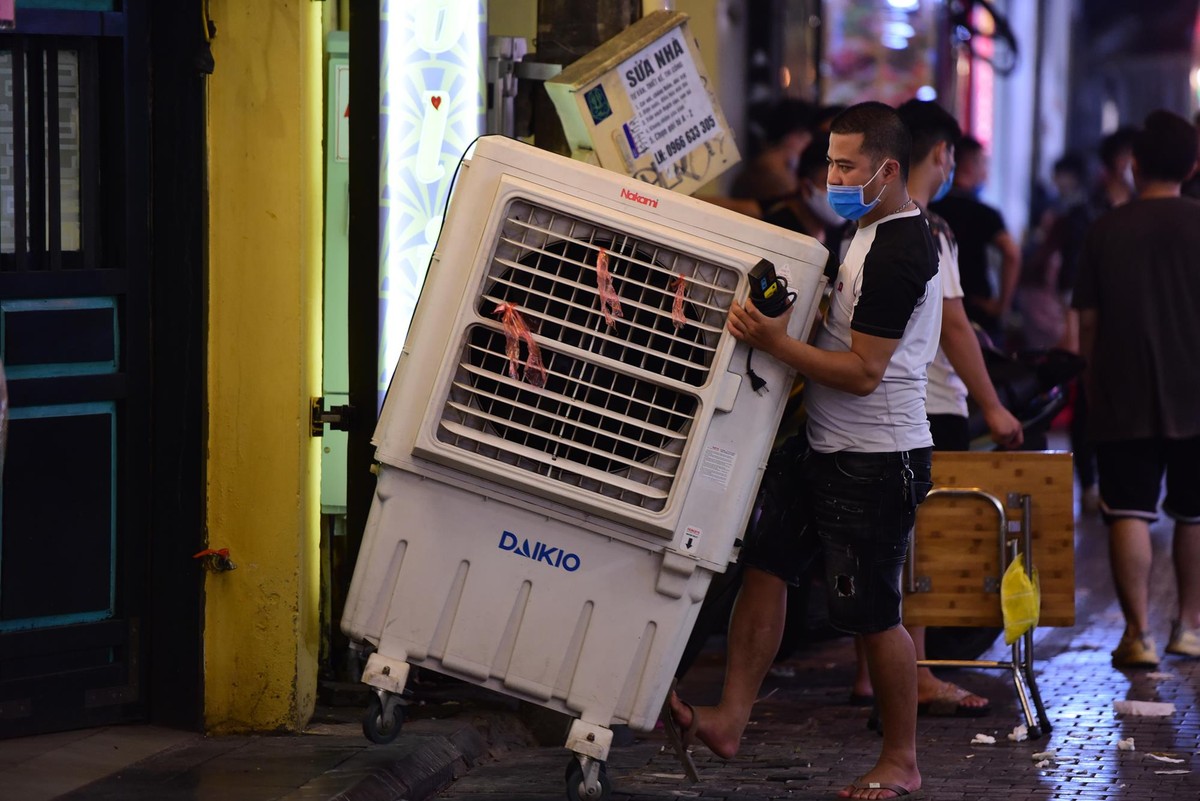 Hà Nội: Hình ảnh hàng quán phố cổ đóng cửa lúc nửa đêm phòng tránh Covid - 19 ảnh 6