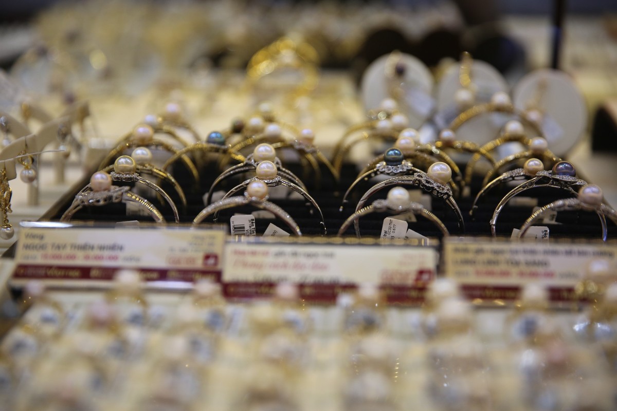 Hàng vàng vắng vẻ ngày giá vàng đảo chiều liên tục ảnh 5