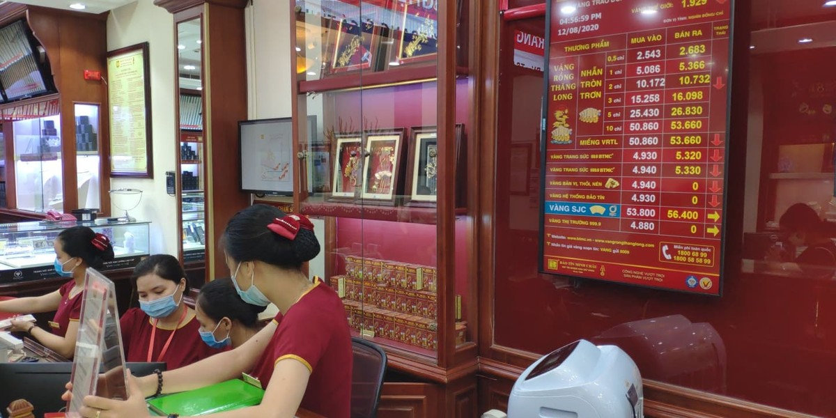 Hàng vàng vắng vẻ ngày giá vàng đảo chiều liên tục ảnh 4