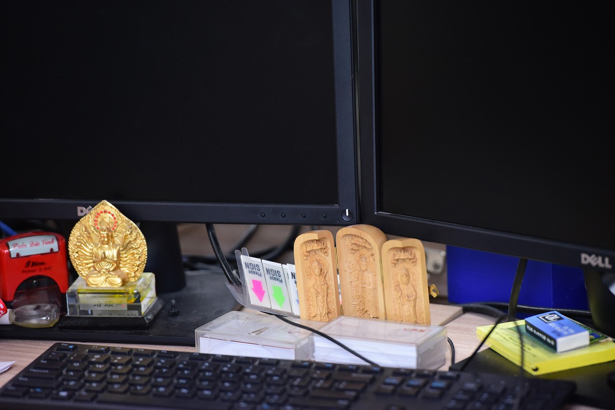 Trước khi vào lệnh cầu nguyện cho yên tâm. Không thể thiếu hình ảnh linh vật cóc ngậm tiền trên bàn của người chơi chứng khoán.