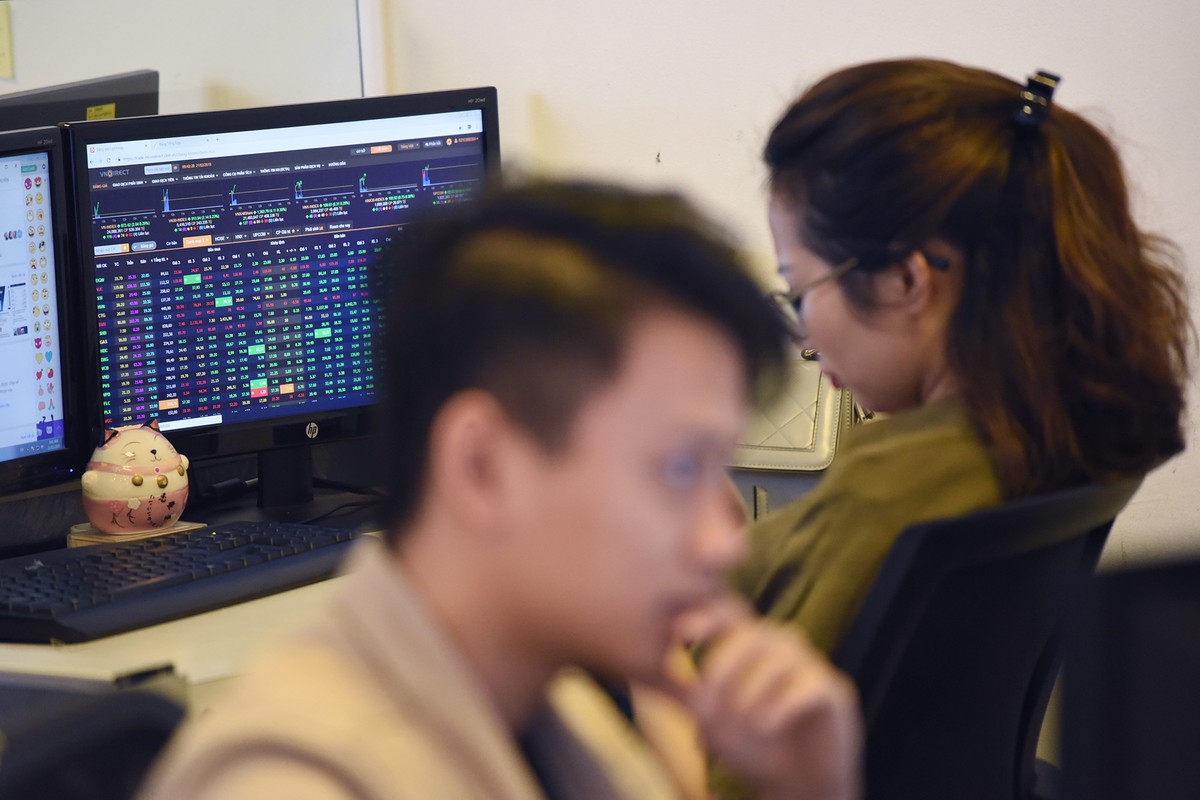 Vật phẩm phong thủy để bàn làm việc được nhiều người quan tâm hiện nay. Bởi theo nhiều kiến giải, nó mang lại tiền tài, may mắn. Bàn làm việc của một môi giới chứng khoán công ty VPS có cả tượng linh vật, cầu thủy tinh và cây xanh. Tiền cũng là vật phẩm phong thủy nhiều môi giới chứng khoán tin tưởng để trên bàn làm việc. Trước khi vào lệnh cầu nguyện cho yên tâm. Không thể thiếu hình ảnh linh vật cóc ngậm tiền trên bàn của người chơi chứng khoán. Ngoài ra, các món đồ kỷ niệm cũng được bày trên bàn của các nhà đầu tư chứng khoán để lấy may. Hình ảnh nhân vật hoạt hình được để giữa bàn của môi giới chứng khoán VNDIRECT. Linh vật cũng được đeo khâu trang phòng chống Covid - 19. "Mê tín tý tẹo mà mã của mình đi lên thì chắc không sao" người chơi chứng khoán chia sẻ trên diễn đàn F319.