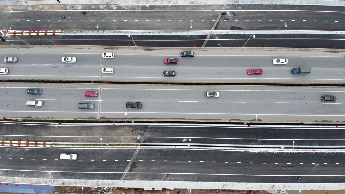Hai cây cầu thấp bắc qua hồ Linh Đàm giúp kết nối hai đường Nghiêm Xuân Yêm và đường Hoàng Liệt. Ngoài ra, còn hai cầu nhánh đi lên xuống giúp kết nối giao thông đường Nghiêm Xuân Yêm phía dưới với đường vành đai 3 trên cao và ngược lại. Sáng nay, Bí thư Thành ủy Hà Nội Vương Đình Huệ cùng các đại biểu đã tham gia buổi lễ khánh thành và gắn biển công trình. Được khởi công xây dựng từ tháng 11/2019 với tổng mức đầu tư hơn 340 tỷ đồng, hôm nay (6/10), dự án đã hoàn thiện, thông xe. Cây cầu được kỳ vọng sẽ giảm áp lực cho đường Nguyễn Hữu Thọ, đường vành đai 3 trên cao qua cửa ngõ phía nam Thủ đô. Để xây dựng được hàng trăm trụ cầu, đơn vị thi công đã ngăn đôi hồ Linh Đàm. Sau khi dự án hoàn thành, mặt nước được trả lại như nguyên trạng. Trên hai cầu cạn đều có hành lang đi bộ rộng 1,75 m được lát đá, phía bên ngoài lắp đặt hệ thống lan can bằng thép cao khoảng 0,6 m và đèn chiếu sáng sử dụng bóng LED tiết kiệm điện. Mỗi bên cầu vượt được thiết kế một nhánh lên xuống kết nối với đường vành đai 3 trên cao và cầu vượt phía dưới. Lối dẫn vào đường vành đai 3 được cắm biển báo, chỉ cho phép ôtô lưu thông. Người dân tại bán đảo Linh Đàm rất mong chờ cầu mới để giảm tải ùn tắc giao thông tại khu vực này.
