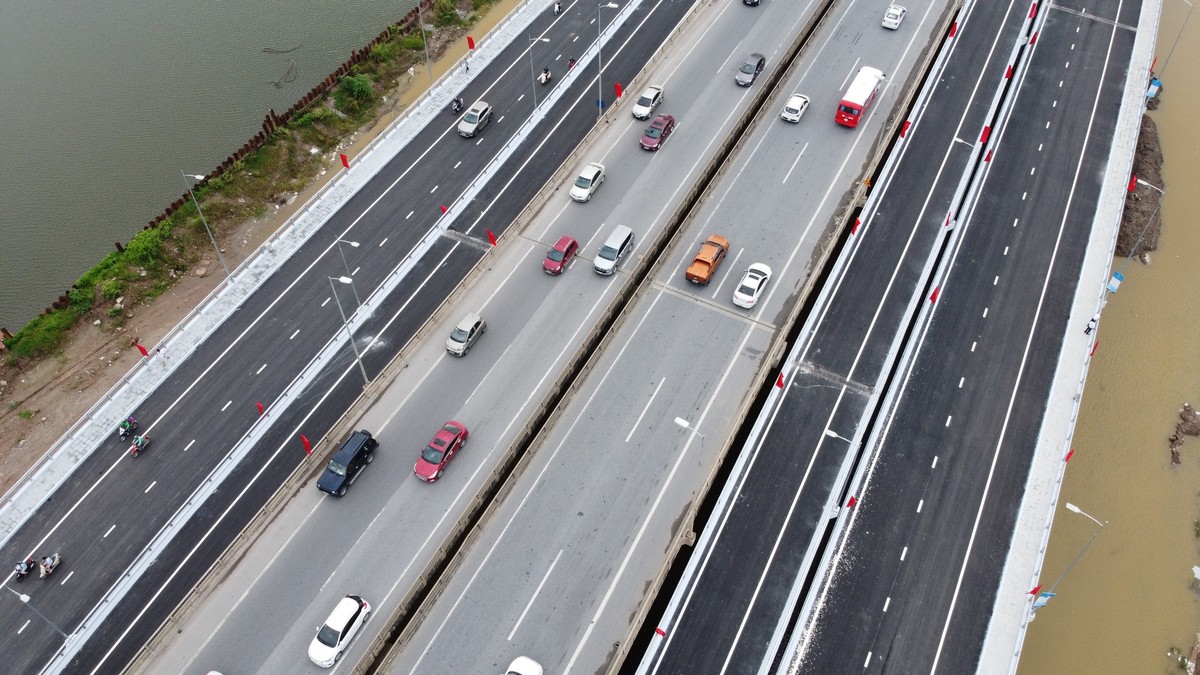 Hai cầu thấp chạy song song với cầu cạn đường vành đai 3. Cầu thấp bên trái dài 260 m, cầu thấp bên phải dài 282 m và rộng 13 m.